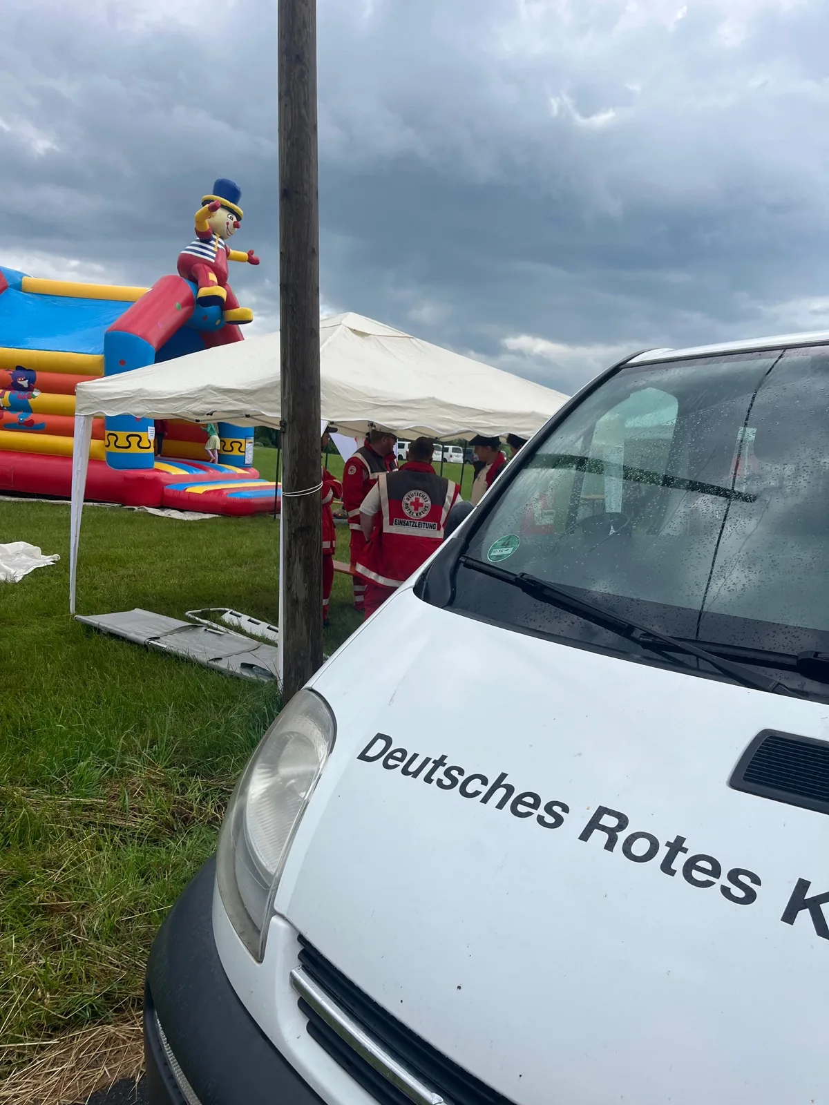 DRK-Einsatzfahrzeug bei der Absicherung eines Festes in Ohorn