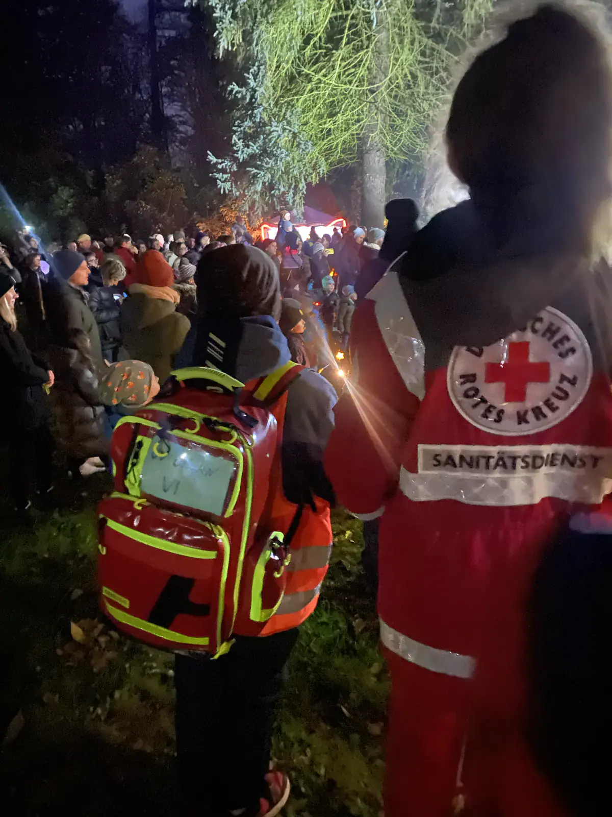 Nachwuchshelfer des Jugendrotkreuz Ohorn bei der Absicherung einer abendlichen Veranstaltung