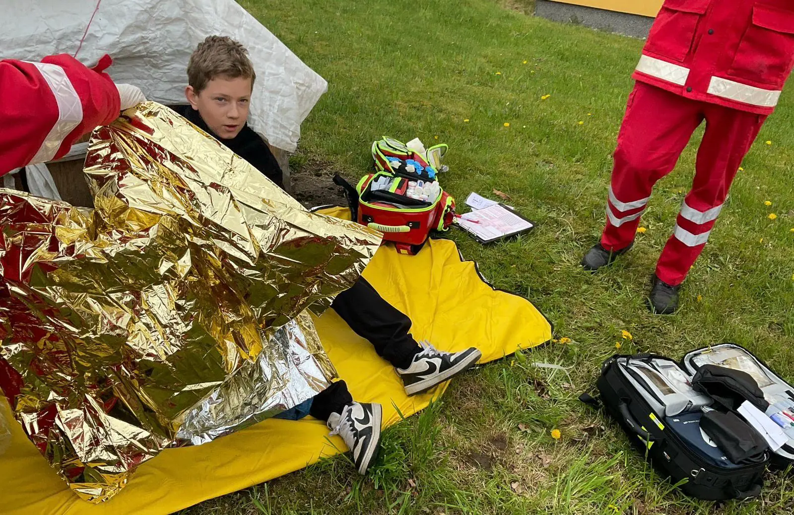 Kind übt Erste Hilfe beim Jugendrotkreuz Ohorn